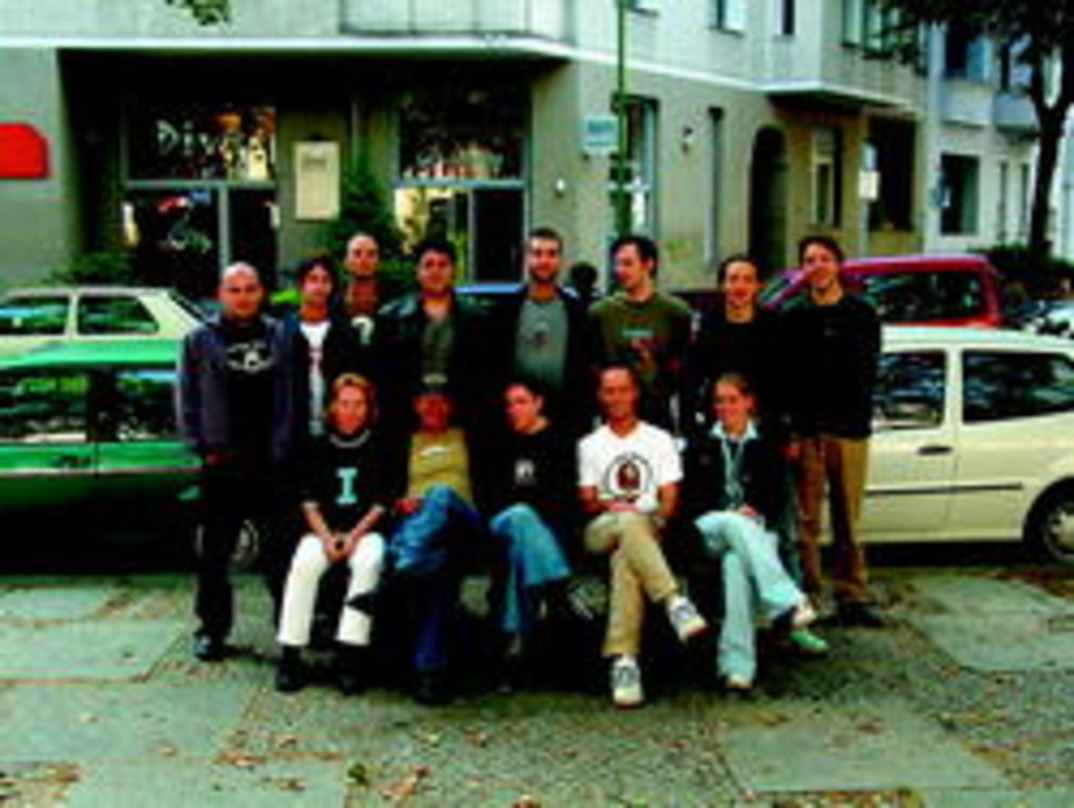 874df6d0485566416a3f36fafff92a30c0a66b052017b7c25718ef8443f3cf3b Zeigen Street-Credibility (hinten, v.l.n.r.): WestBam, Carsten Kammerer (Low Spirit Musik), Jan-Eric Scholz (Booking), L.U.P.O. (DJ-Promotion), Buchhalter Daniel Scheurich, Produktmanager ...