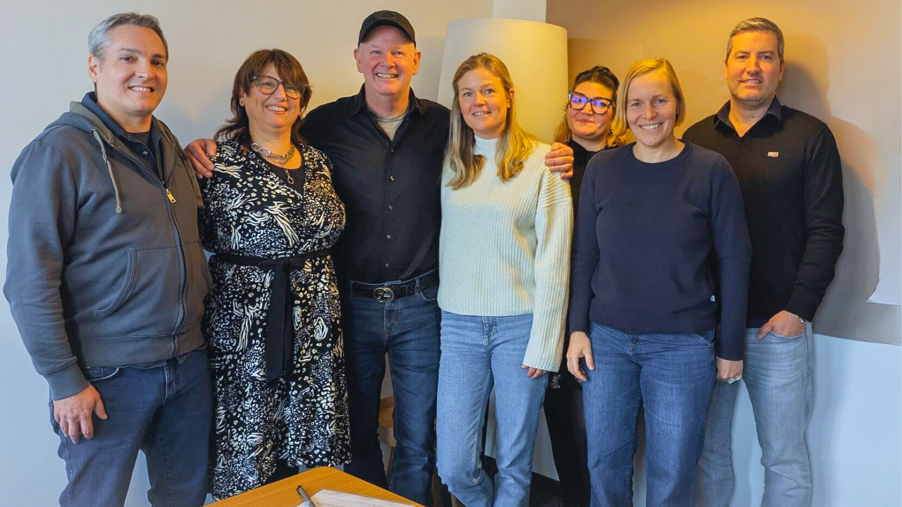 8759527b bdcd 4cea a1b0 6e2ae69a7cc0 Bei der Vertragsunterzeichnung (von links): Co-Produzent Alex Prechtl, Anke Fischer (Marketing Europa/Sony Music), Charlie Glass, Svenja Bartsch (Director Product Management Europa/Sony Mu...