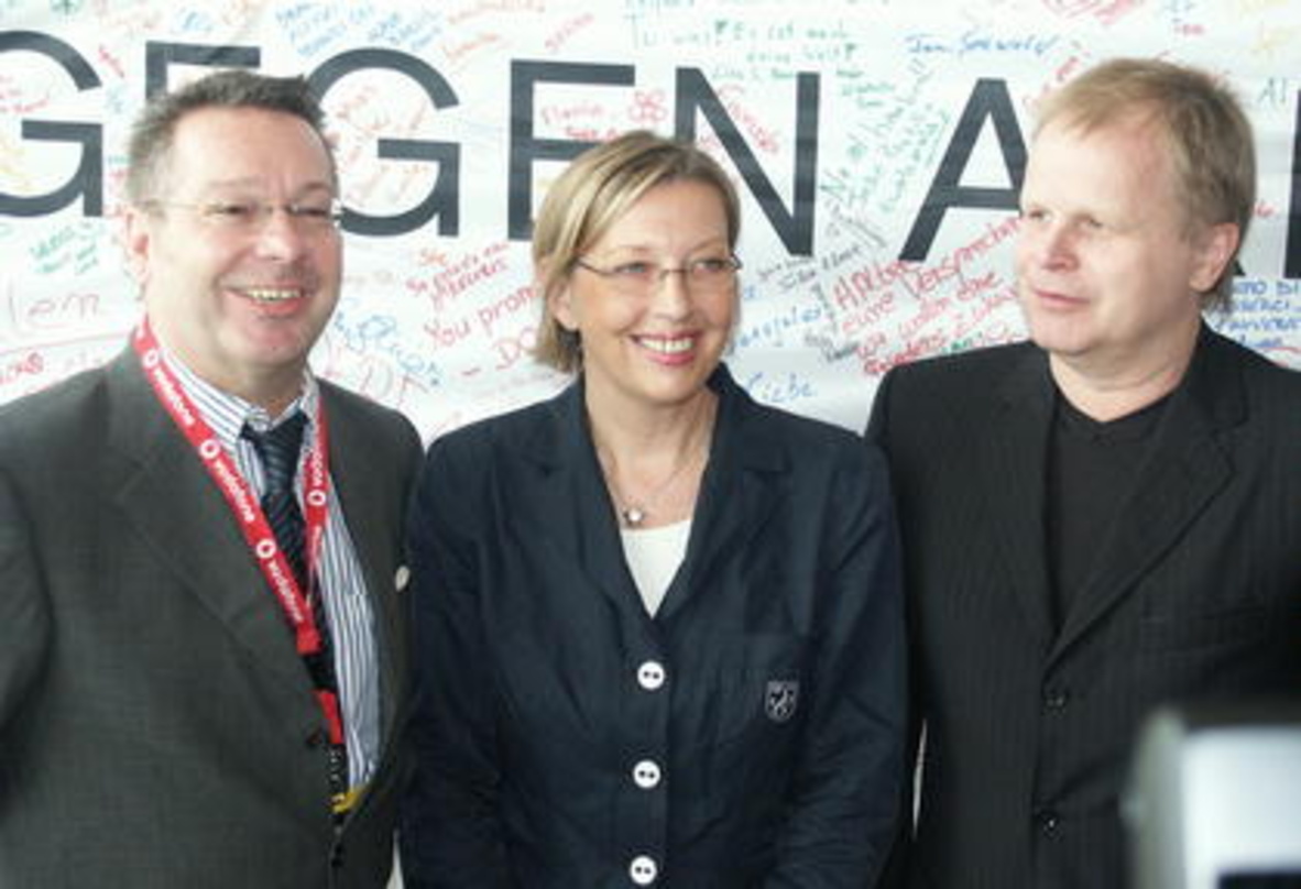 Wollen moralischen Druck ausüben (v.l.n.r.): Gerd Gebhardt, Dr. Ulla Mikota (Geschäftsführerin VENRO) und Herbert Grönemeyer