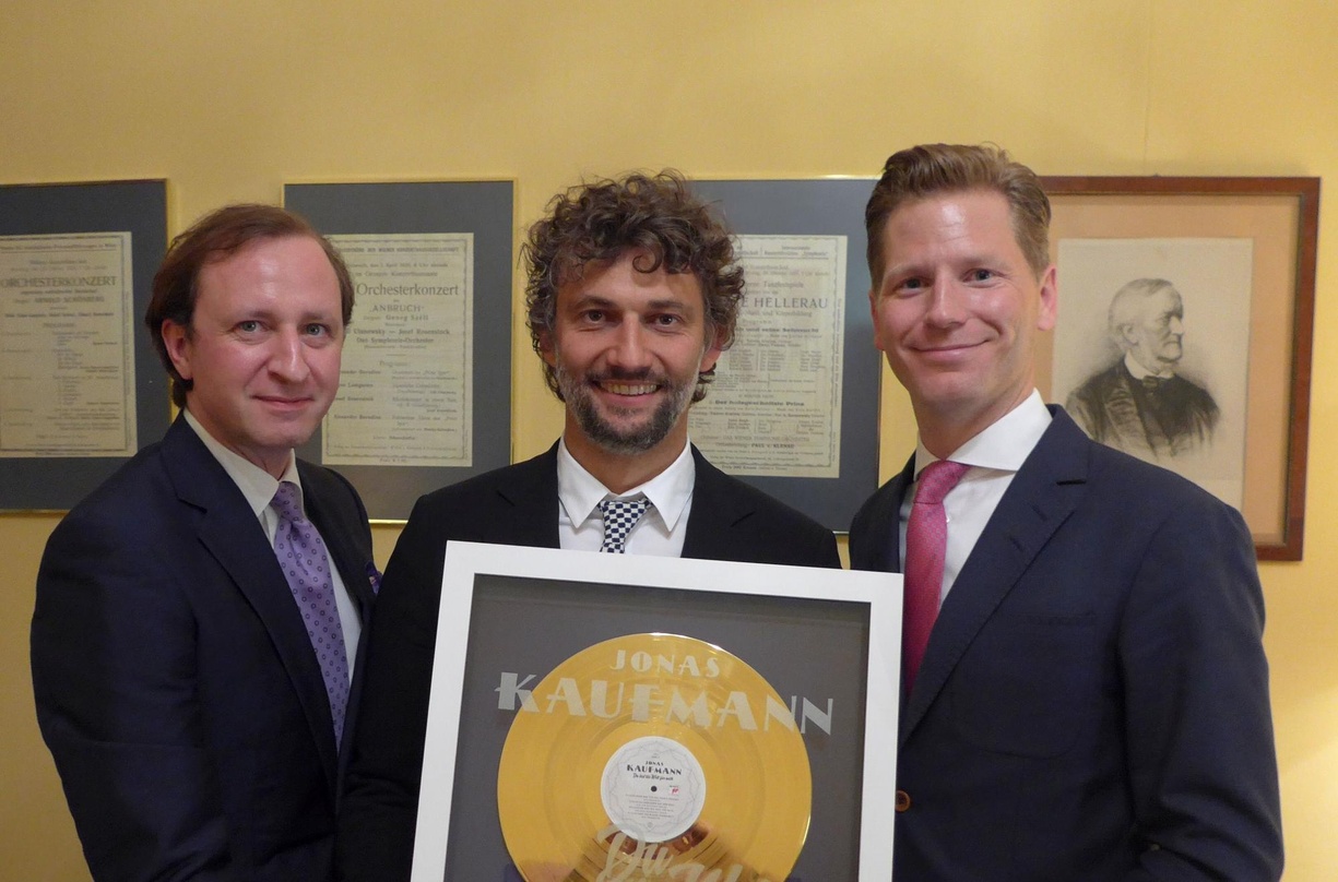 Bei der Awardübergabe (von links): Oliver Wazola, Jonas Kaufmann und Per Hauber
