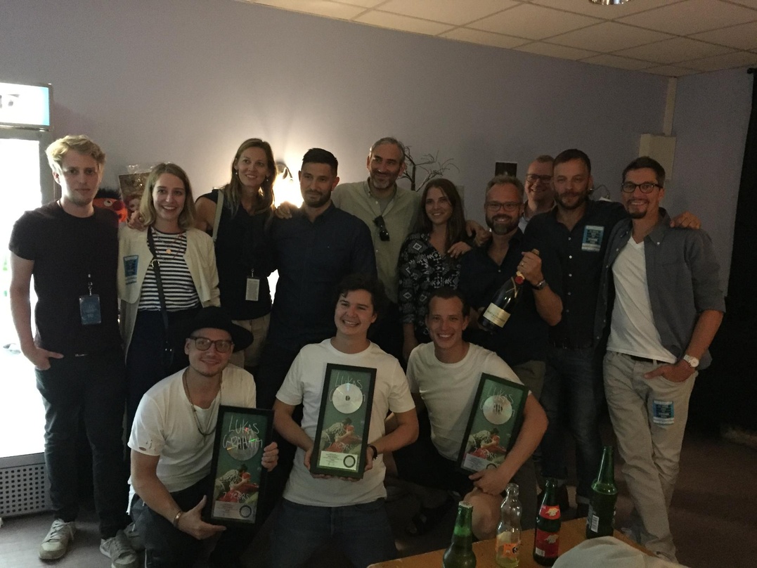 Freuten sich über die Auszeichnung (vorn, von links): Mark Falgren, Lukas Graham und Magnus Larsson von der Band sowie das Team von Universal Music um Daniel Lieberberg (Senior Vice Presid...