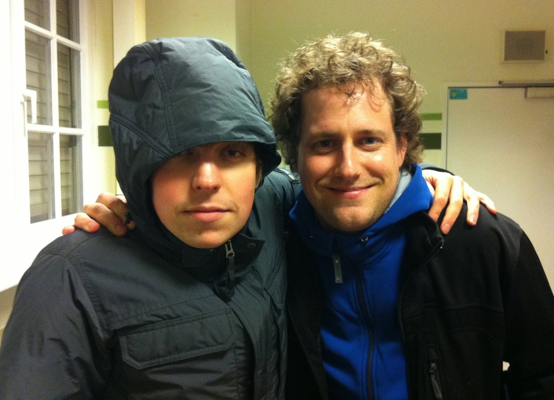 Schulterschluss in Sachen Merch: Der Singer/Songwriter Philipp Poisel (l.) mit Noax-Manager Michi Hahn