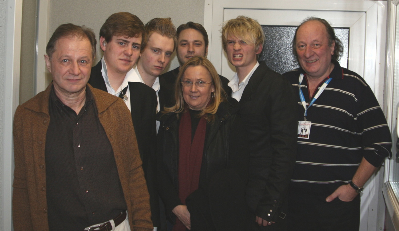 Kamen für ein MusikWoche-Foto zusammen: die drei Vorzeigekinder und ihr Team||Kamen für ein MusikWoche-Foto zusammen (v.l.n.r.): Klaus Bönisch, Anselm, Michi (beide Vorzeigekinder), Sebast...