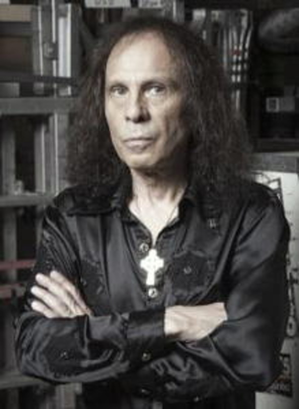 Prägte als Sänger von Rainbow und Black Sabbath den Heavy Metal: Ronnie James Dio