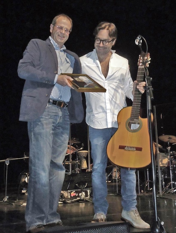 Bei der Verleihung: Bernhard Rössle (links, Head of A&R in-akustik) und Al Di Meola