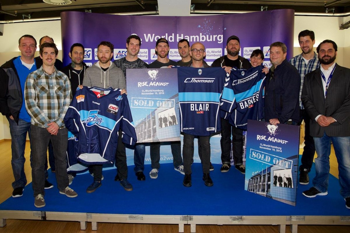Bei der Übergabe (von links): Sven Gibb (Betreuer Hamburg Freezers), Kai Müller (verdeckt; Senior Event Manager/Program Coordinator O2 World Hamburg), Marty Sertich (Freezers), Joe Princip...