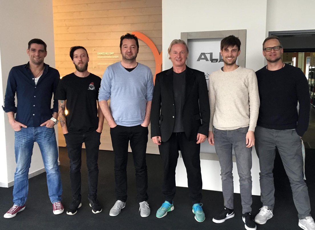 Bei der Vertragsunterzeichnung (von links): Jakob Helminger (Label Management & Vertrieb Feiyr), Philipp Mühlbacher (Label Management & Vertrieb Feiyr), Armin Wirth (CEO Feiyr), DJ Hell, J...