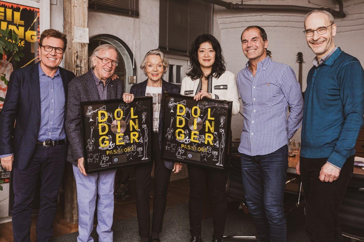 Feierten den Jazz Award in Platin: Klaus Doldinger (2. von links), seine Frau Inge Doldinger und das Team von Warner Music Central Europe