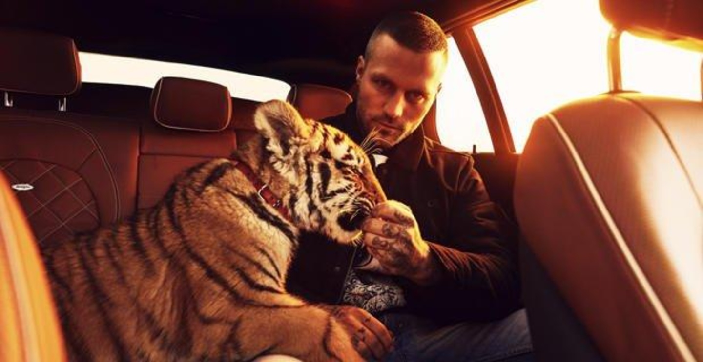 Bald wieder live zu erleben: Kontra K, hier mit seinem Schützling, dem von ihm als Pate betreuten Tigerkind Elsa