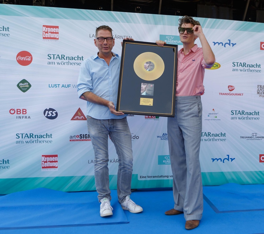 Glücklich mit Gold: telemedia-Chef Arne Beyer (links) und Norbert Schneider