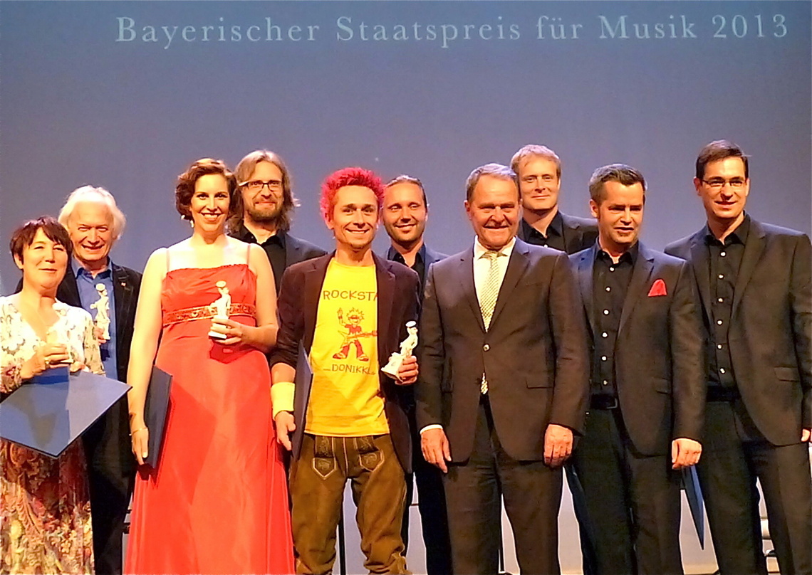 Preisträger scharen sich um Minister Wolfgang Heubisch (Vierter von rechts): Christiane Böhnke-Geisse (Jazzclub Unterfahrt), Harald Rüschenbaum, das Vokalensemble Singer Pur und Donikkl (l...