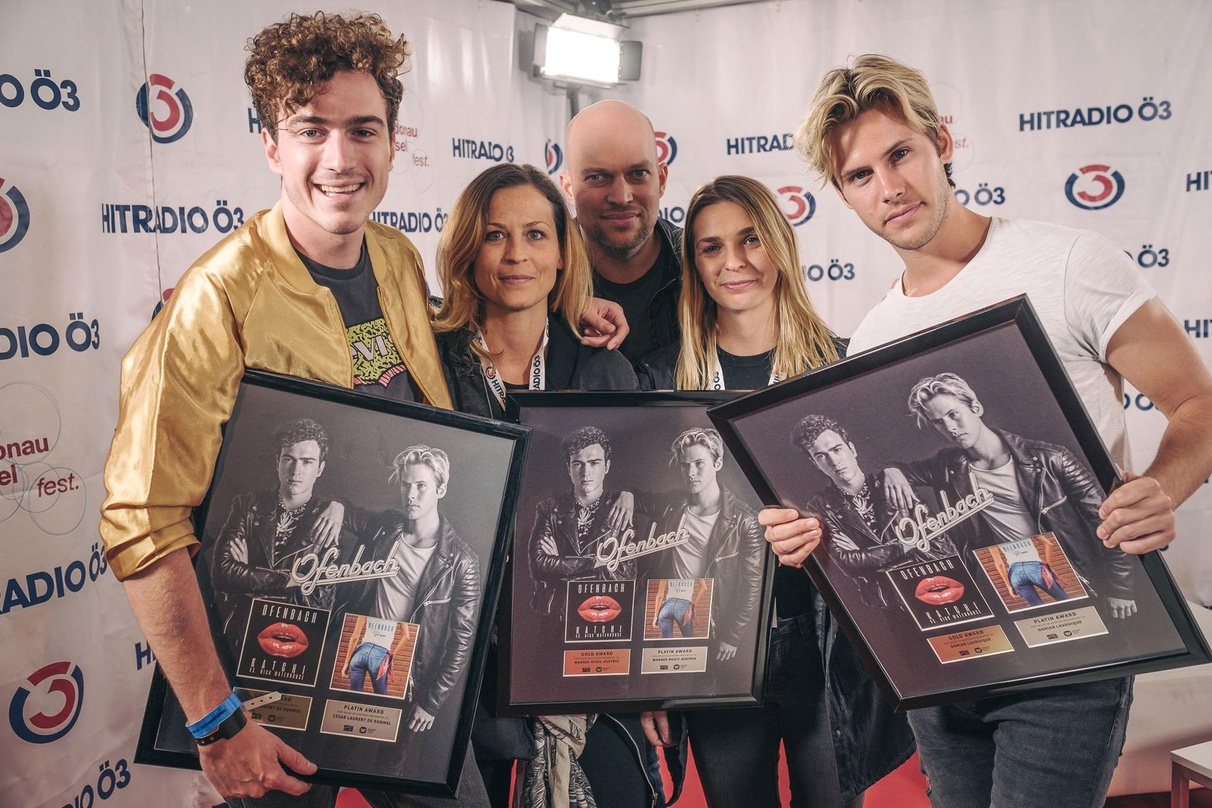 Bei der doppelten Awardübergabe an Ofenbach (von links): César Laurent de Rummel (Ofenbach), Anna Mendt (Senior Brand & PR Manager Warner Music Austria), Franz Pleterski (Marketing Directo...