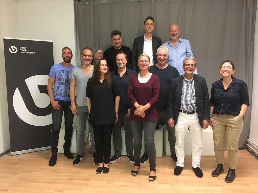 Schulterschluss in Berlin: Mitglieder von Vorstand, Aufsichtsrat und Kuratorium der Berlin Music Commission um (vorn, von links) Olaf Möller, Frank Fenslau, Finanzvorstand Jana Rahmlow, To...