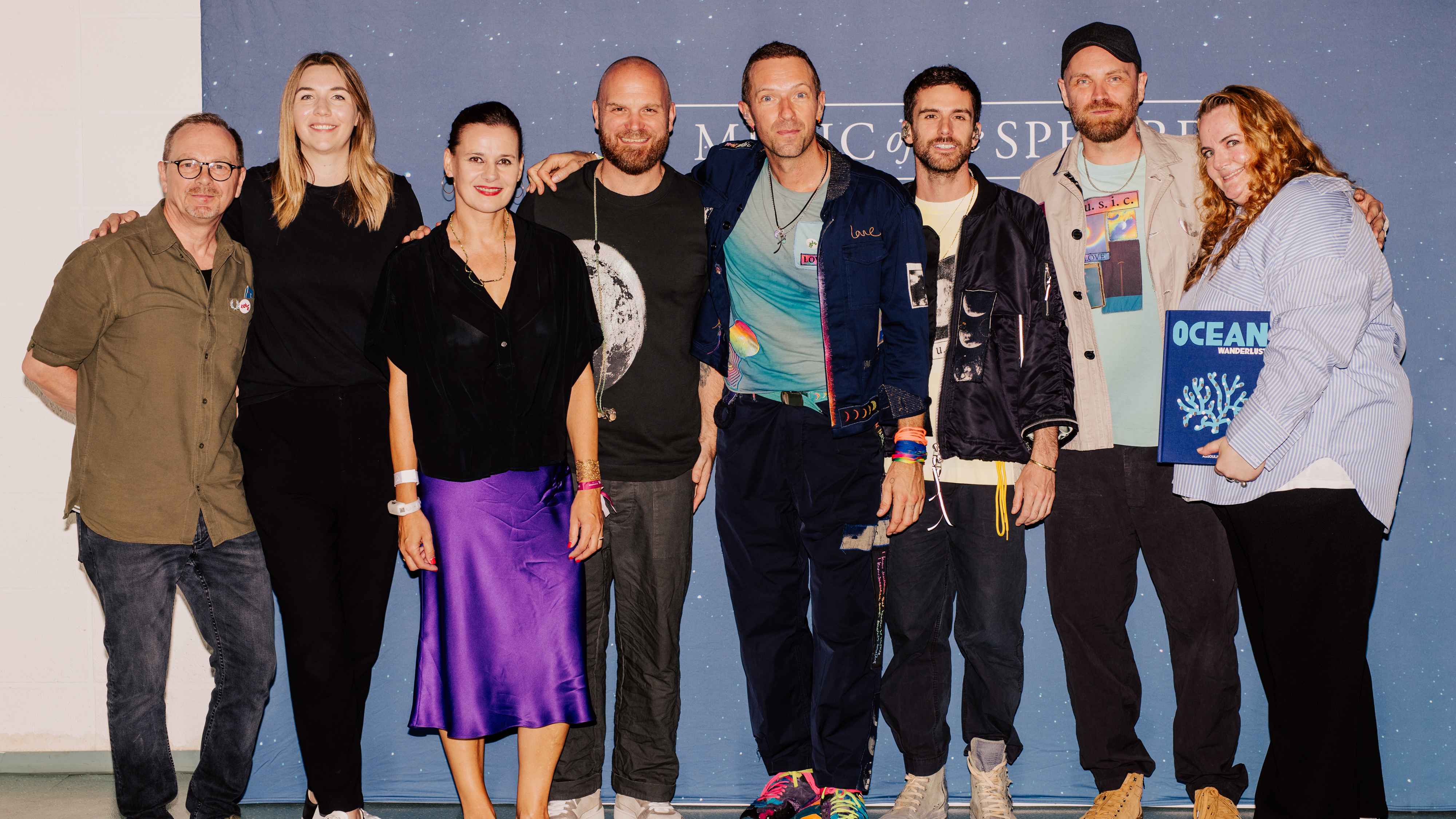 Kamen bei einem Konzert der Band zusammen (von links): Franz Schemera (Senior Manager Radio), Caroline Steinigk (Senior Director Marketing), Doreen Schimk (Co-President, alle Warner Music)...