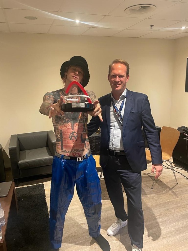 Trafem sich vor der Show: Machine Gun Kelly (linksI und Arena-Chef Stefan Löcher