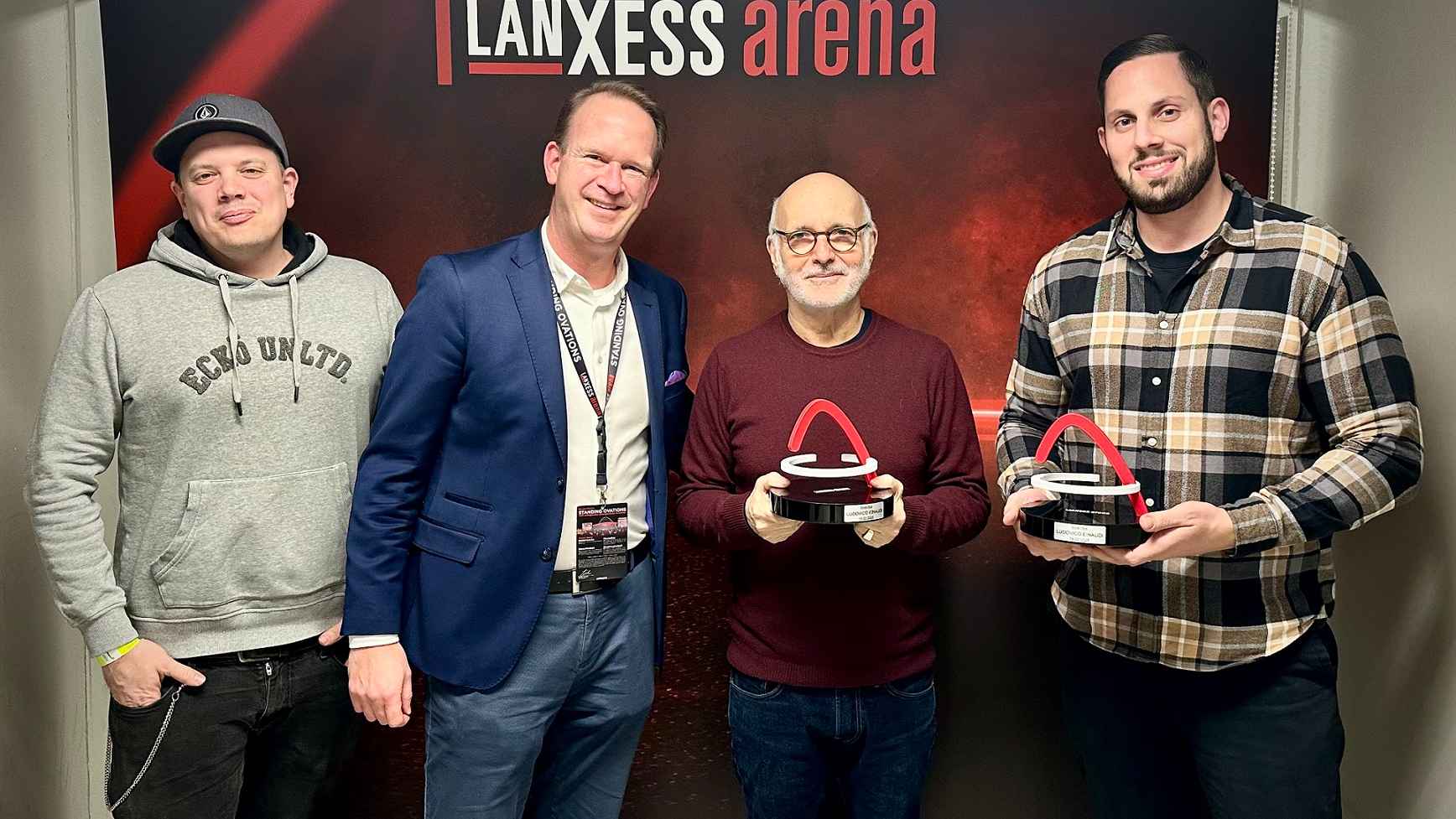 Bei der Verleihung (von links): Nico Hamm (Geschäftsführer Concert Team NRW), Stefan Löcher (Geschäftsführer Lanxess Arena), Ludovico Einaudi sowie Ben Mitha (Geschäftsführer Karsten Jahnk...