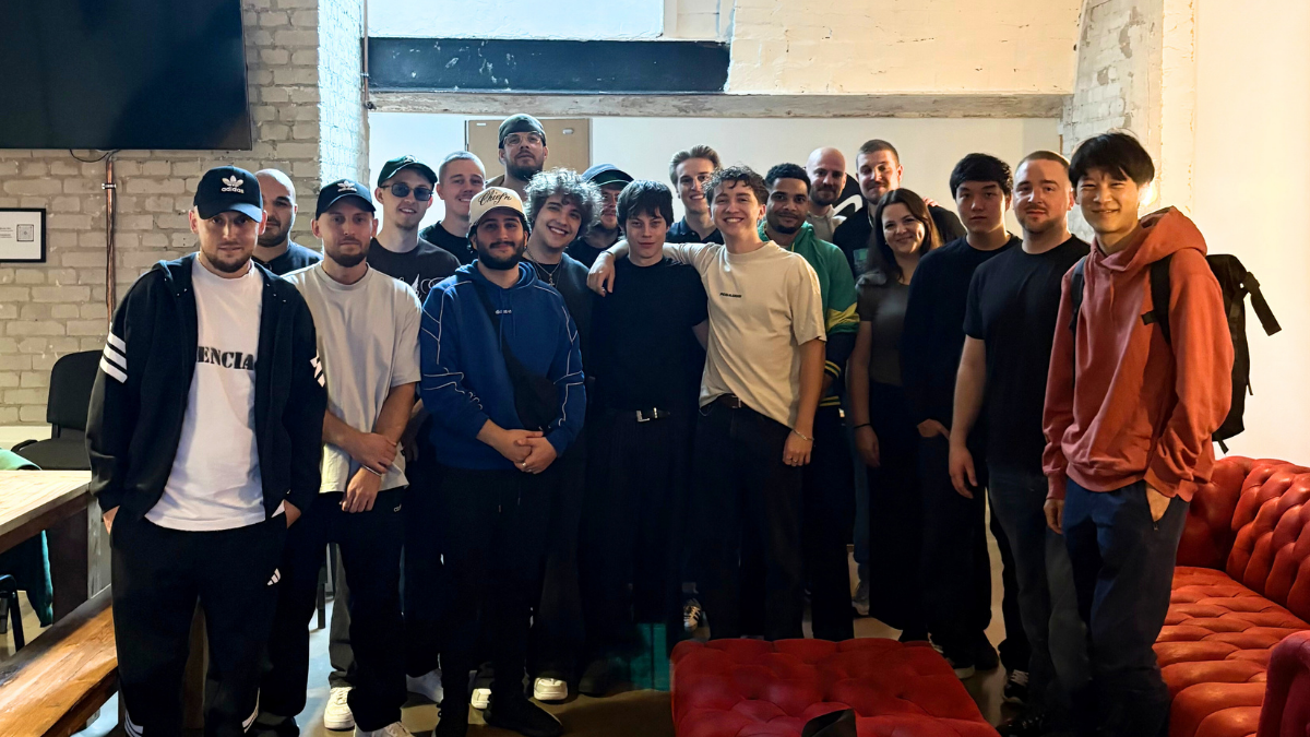 Kamen in Berlin zusammen (von links): Kevin Gomringer (Co-Inhaber Cubeatz Music), Alkan (Produzent), Tim Gomringer (Co-Inhaber Cubeatz Music), Leosan, Nico Farclas (alle Produzenten), Kem ...
