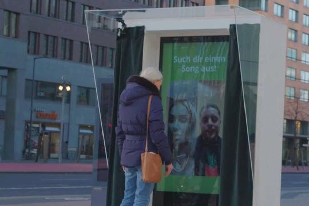 Steht auf dem Potsdamer Platz in Berlin: die "Jukebox 2.0" mit Loredana und Bausa