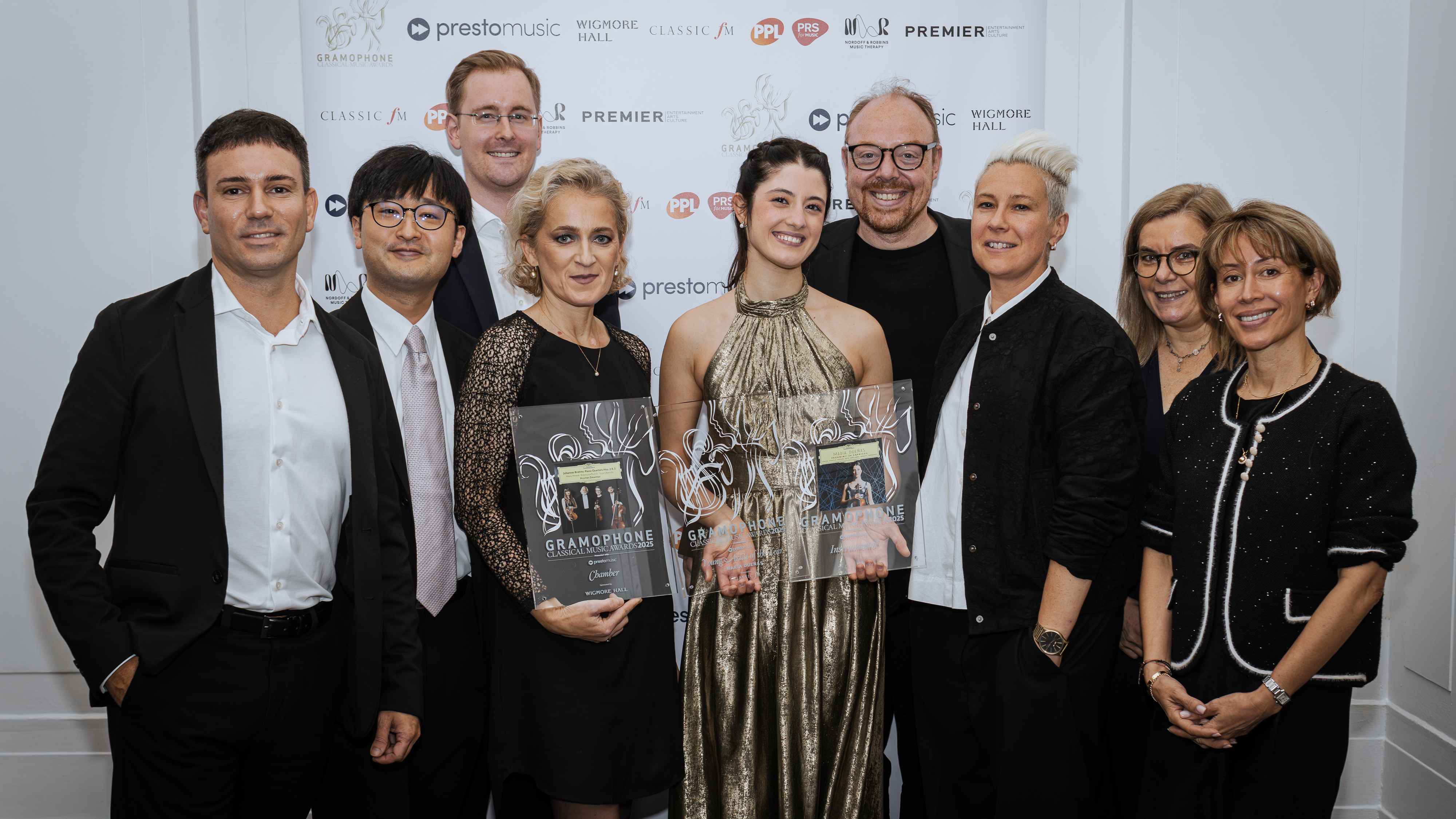 Bei der Preisverleihung in London (von links): Victor Orive Martin (Senior Manager International Marketing DG) Yuya Okamoto (Cello), Philipp Zeidler (Senior Executive Producer A&R &Marketi...
