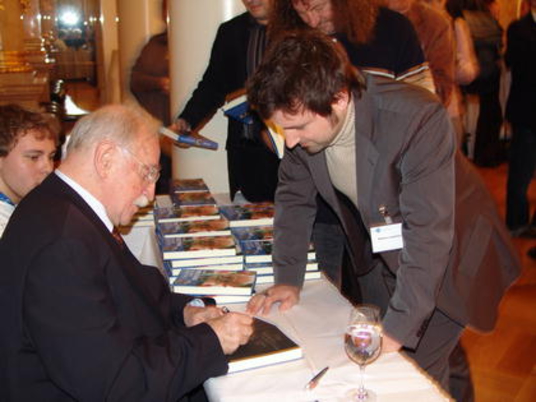 Signierte für alle Seminarteilnehmer seine Autobiografie: Fritz Rau in Frankfurt