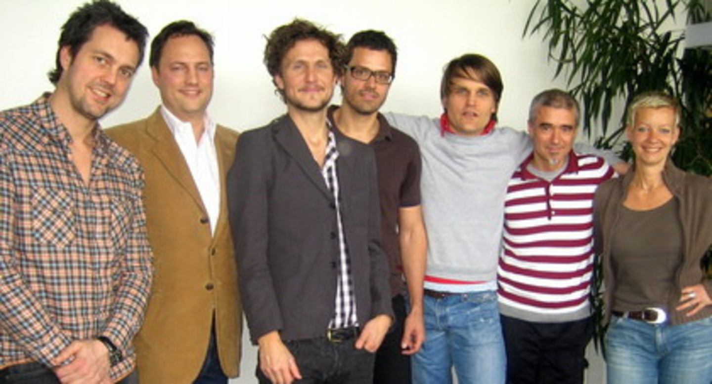 Ein Schwede als deutsches Signing: Anders Wendin (3. v.l.) mit dem Sony-BMG-Team||Ein Schwede als deutsches Signing: Anders Wendin (3. v.l.) mit (v.l.n.r.) Manager Christian Walberg (Murly...
