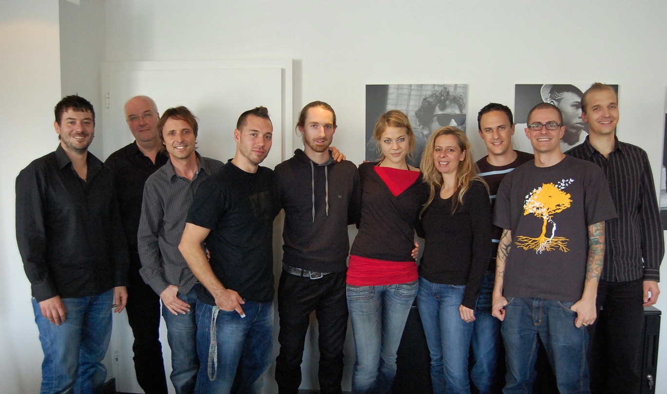 Beim Signing: die Band Lunik und ihr Team von Sony Music Switzerland||Beim Signing (v.l.n.r.): Maurizio Dottore (Marketing Manager Sony Music Schweiz), Michael Bisping (Manager Lunik), Ric...