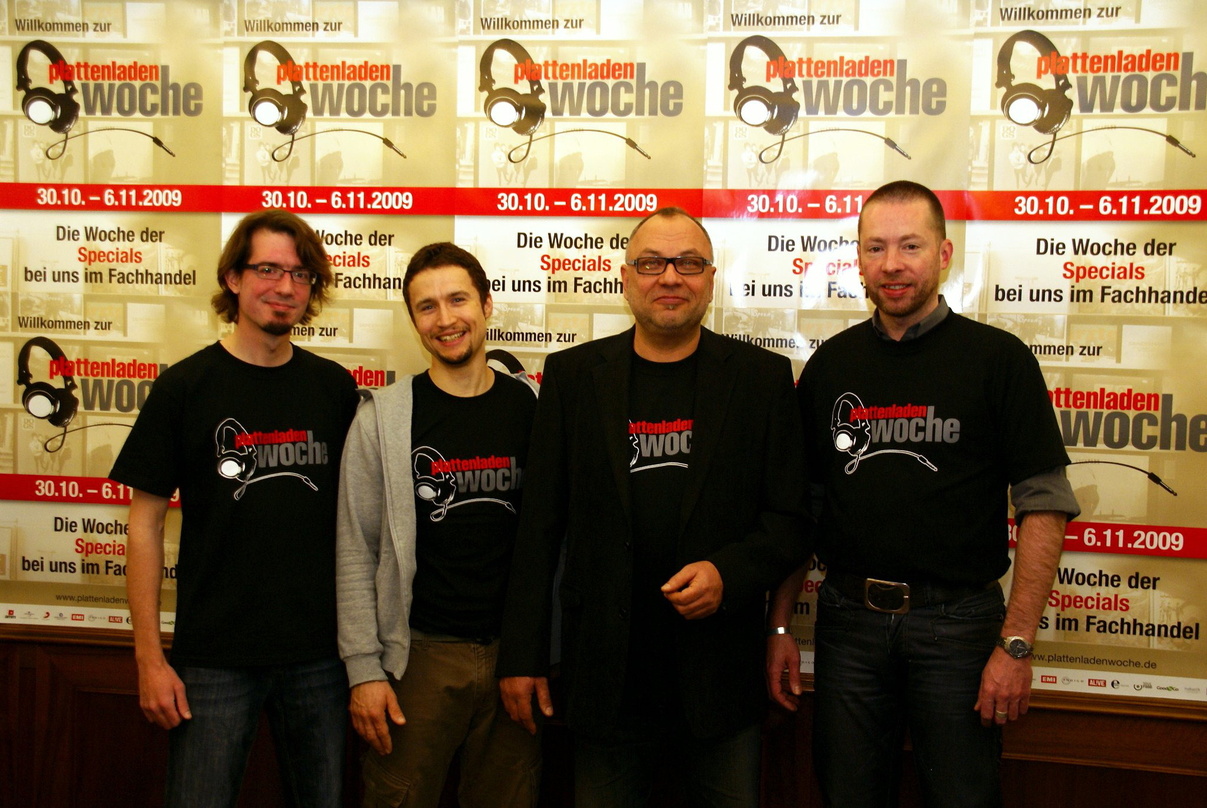 Zufrieden mit der ersten Plattenladenwoche: Das Hamburger amm-Team um (v.l.n.r.) Daniel Ahrweiler (Marketing Rock, Pop, Jazz und Independent), Christian Mund (Marketing Online), Geschäftsf...