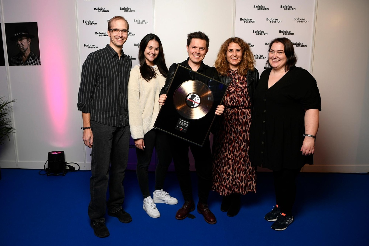 88fd5e12d6c7808778635b3618be10daa1e9b81273fc5d50582f031ffcbfcc44 Feierten den Gold-Award: Michael Patrick Kelly und das Schweizer Sony-Music-Team