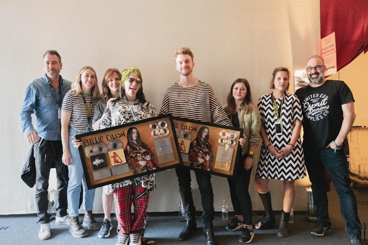 Im Edelmetallrausch: Billie Eilish (4. von links) und Team