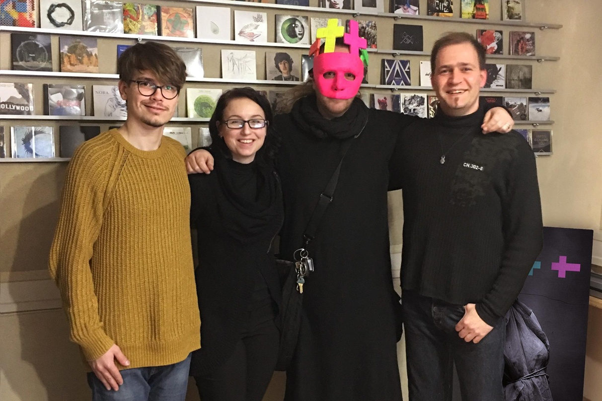 Besiegelten den Verlagsvertrag (von links): Philipp Scholz (A&R Kick The Flame Publishing); Jasmin Adgezalov (Backoffice/Copyright Management Kick The Flame Publishing), We Are Temporary u...