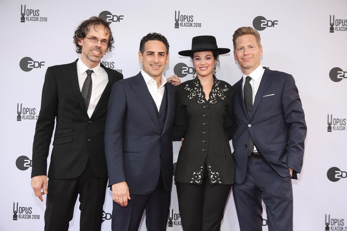 Beim Opus Klassik (von links): Michael Brüggemann (Sony Music), Juan Diego Flórez, Regula Mühlmann und Per Hauber (Sony Music)