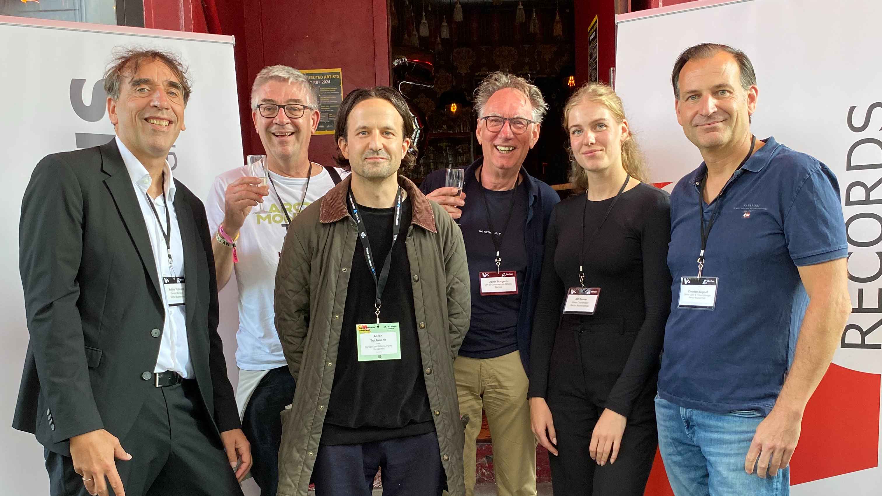 Übten auf der Reeperbahn den Schulterschluss (von links): Andres Hubmann (General Manager), Tom Willinck (VP Commercial Affairs, beide Bertus), Anton Teichmann (Gründer Mansions & Millions...