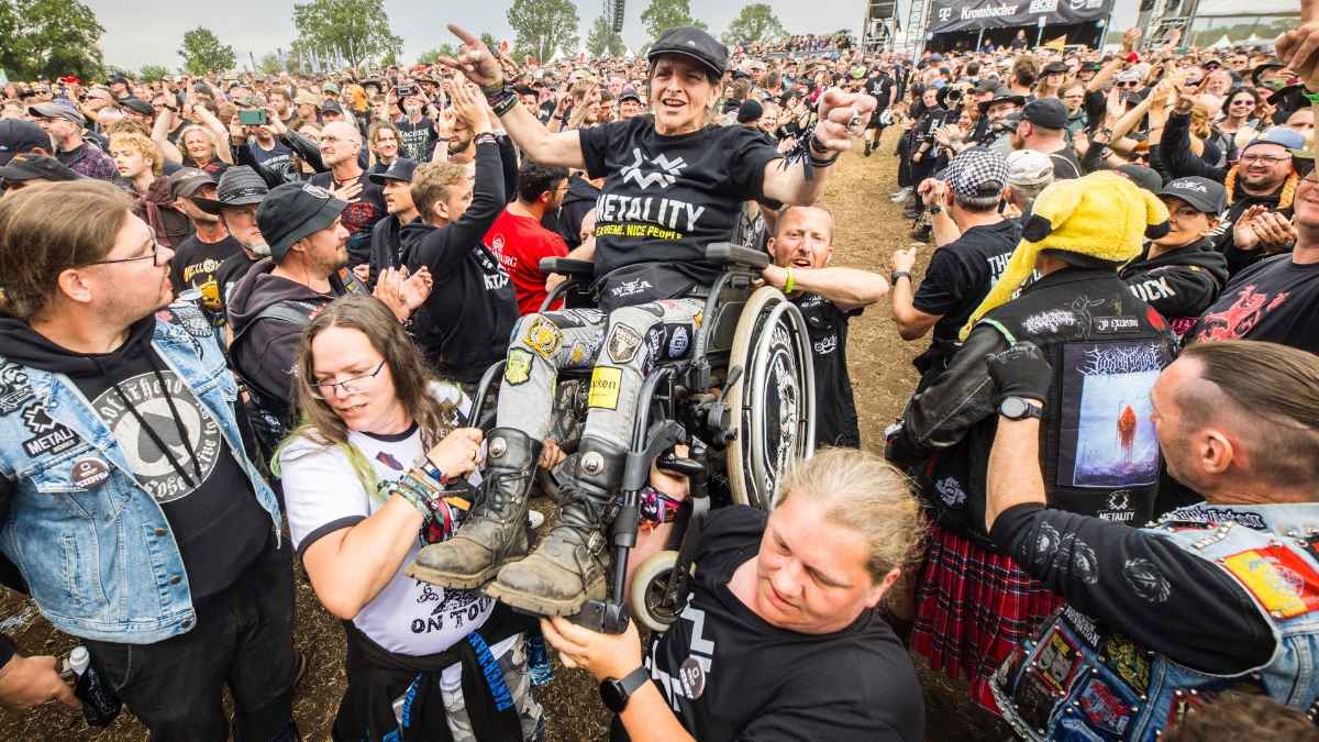 Organisiert Crowdsurfing im Rollstuhl: die Initiative Metality, hier beim Konzert der Blues Pills.