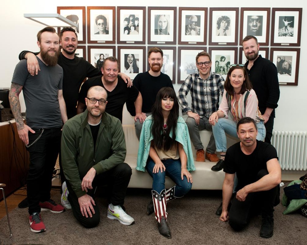 Bei der Präsentation: Aura Dione (vorn, mitte) mit dem neuen Team.
