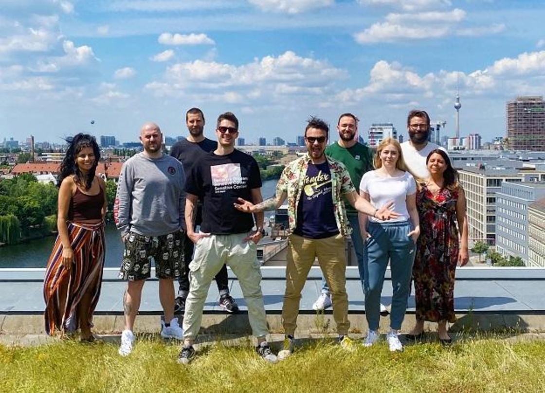 Bleiben Partner (von links): Sehriban Cirik (Labelmanagerin Chapter One), Patrick Thiede (General Manager Chapter One), Christian Weiss (Director Business & Legal Affairs Universal Music),...