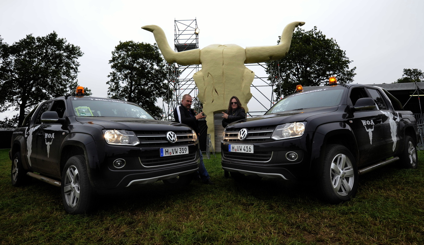 Stellen ihren neuen Fuhrpark vor: ICS-Geschäftsführer Thomas Jensen (r.) und Produktionsleiter Thomas Hess