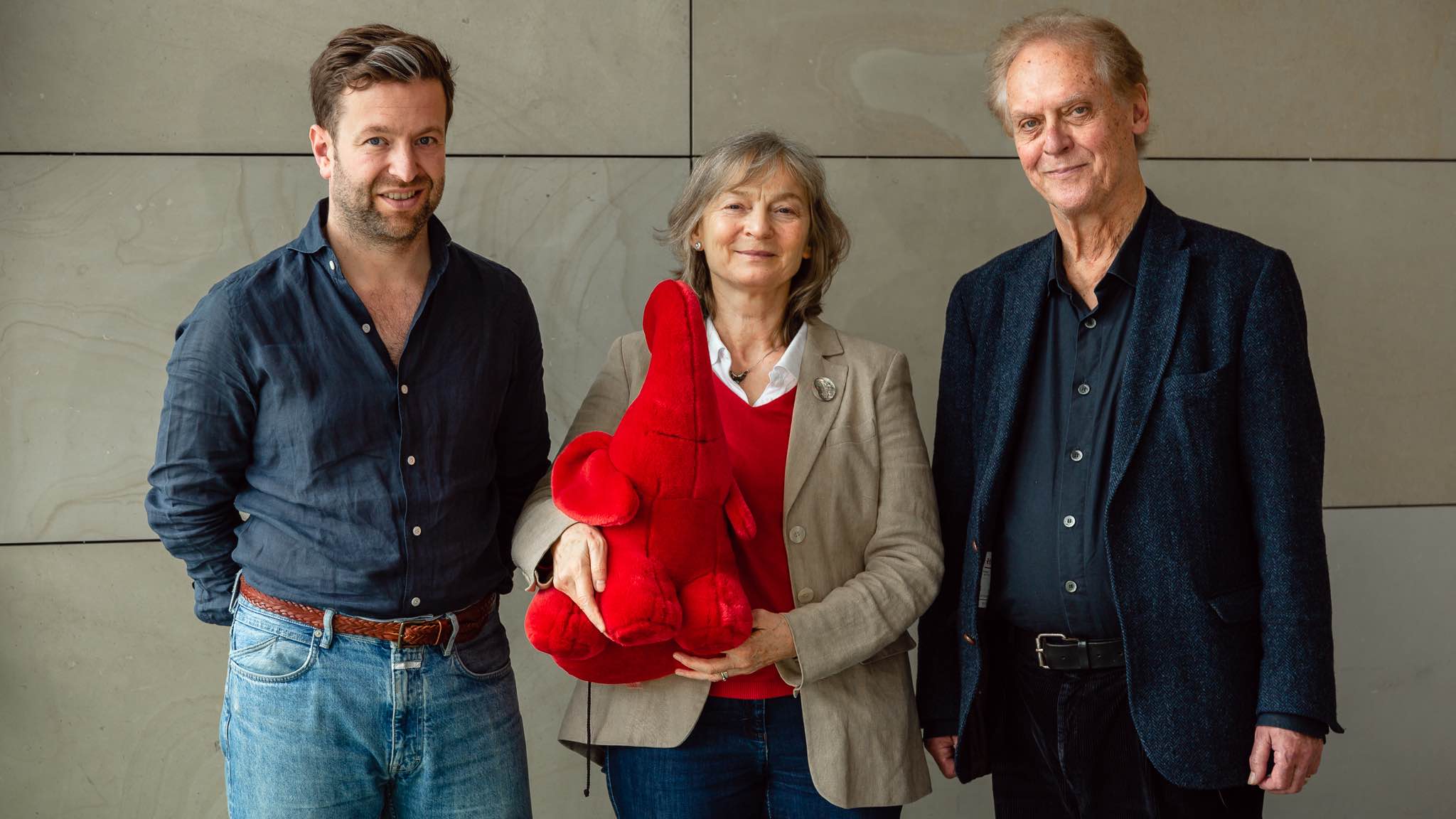 Bringen den roten Elefanten unter das Edel-Dach (von links): Edel-CEO Jonas Haentjes sowie Geschäftsführerin Gabriele Swiderski und Programmleiter Ulrich Maske (beide Jumbo Neue Medien).