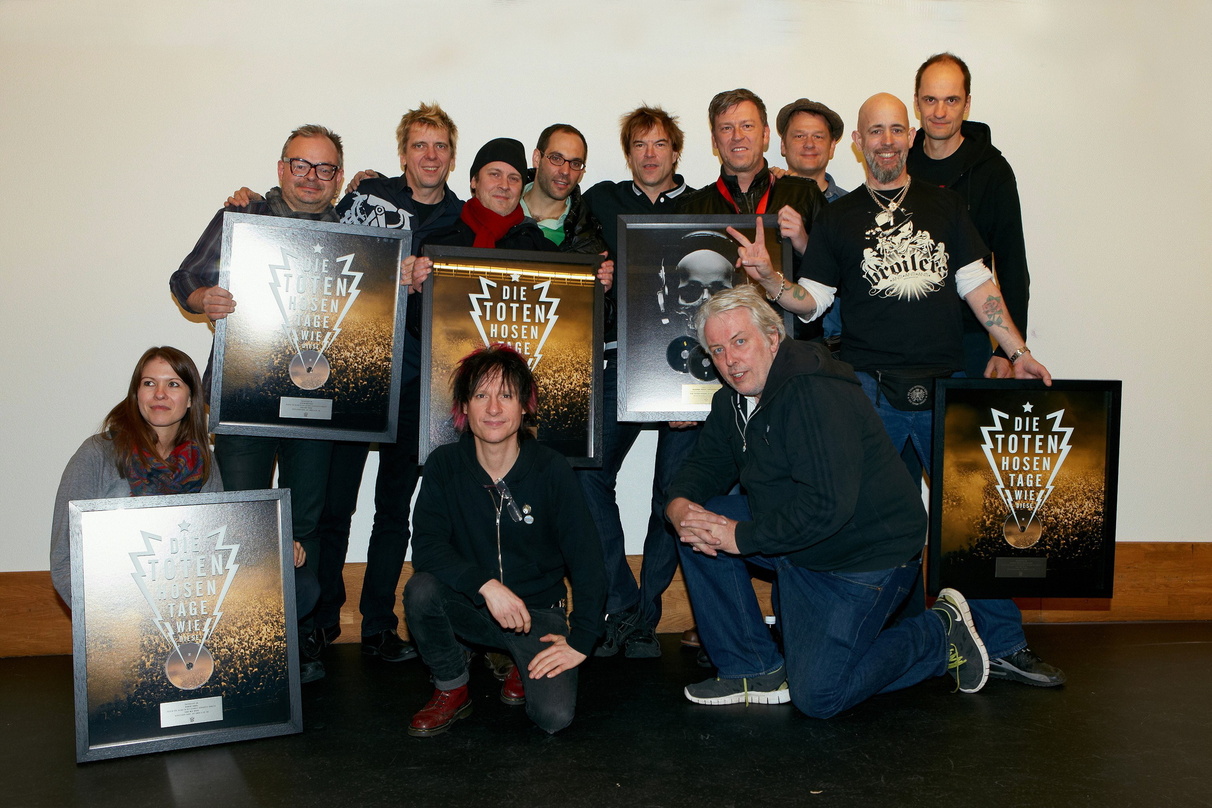 Mit schweizerischem Platin: Die Toten Hosen und ihr Team
