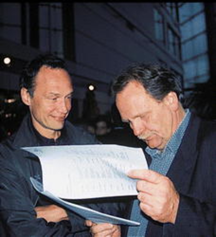 898bdbbe1c03007d7ef89282ee6be0232cea9cf05f832b0f7a69226c22b244d5 Drin? Jörg Hoppe (Neue Impuls Film, l.) und Bernd Gockel (Chefredakteur "Rolling Stone") studieren die Gästeliste