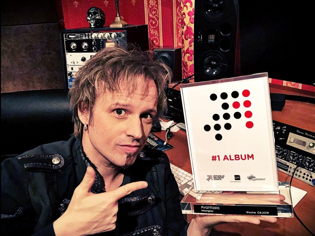 Hat ihn jetzt endlich: Avantasia-Mastermind Tobias Sammet mit dem Nummer 1 Award