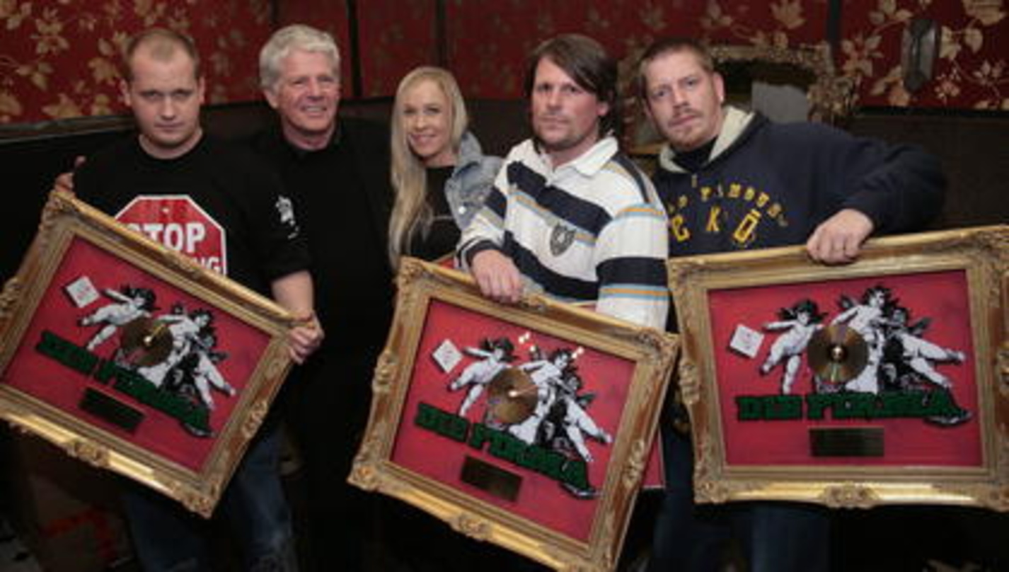 Feierten den Erfolg (v.l.n.r.): Ben Hartung, Stein, "die Eine" Antje, Daniel Sluga und Alexander Terboven