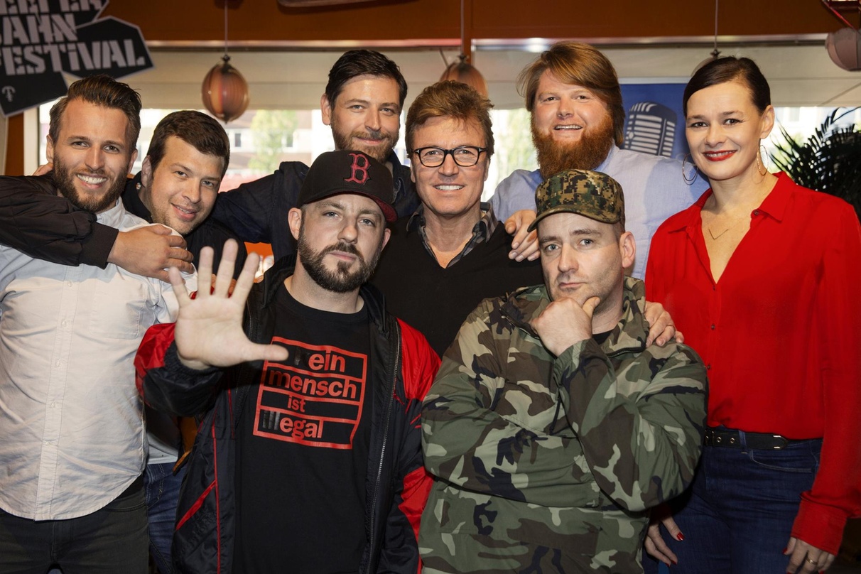 Arbeiten nach einer Pause von rund 15 Jahren am dritten Album von Fünf Sterne Deluxe (hinten, von links): Erik Laser (Marketing Director Domestic Warner Music Germany), Ekki Klages (Phanto...