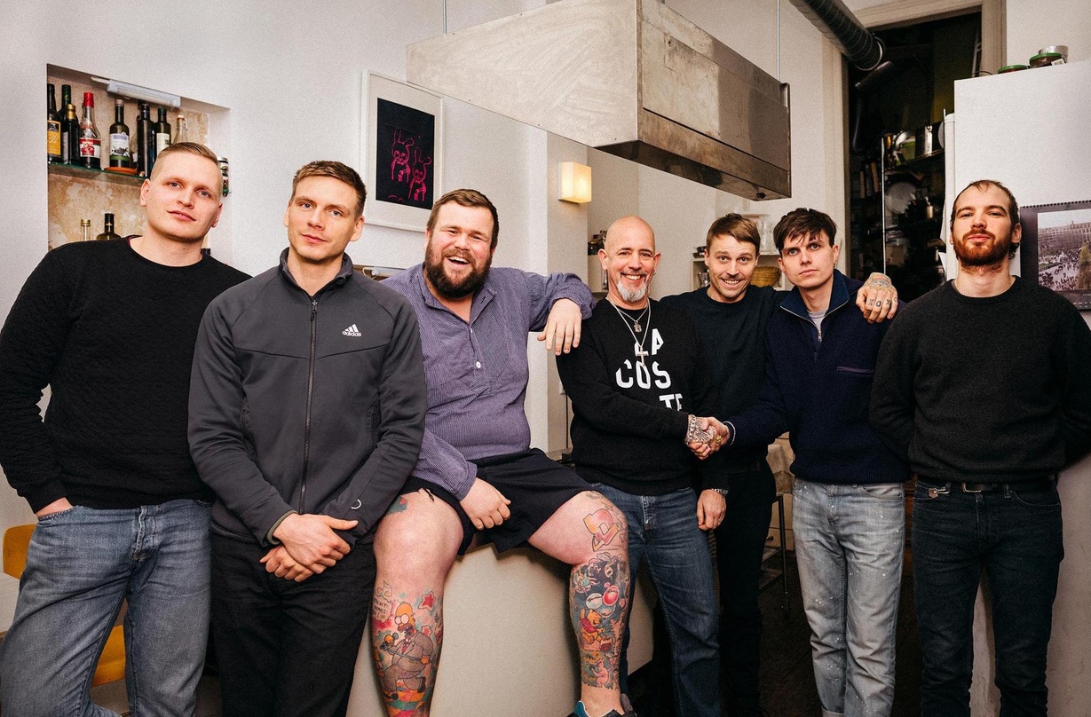 Besiegelten die künftige Zusammenarbeit (von links): Kai Irrgang, Max Bobzin, Monchi (alle Feine Sahne Fischfilet), Patrick Orth (Geschäftsführer JKP), Olaf Ney, Jacobus North und Christop...