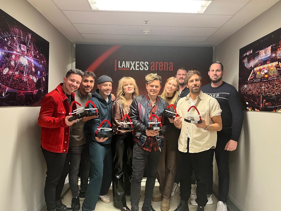 Bei der Verleihung (von links): Nico Santos, MoTrip, Ilse DeLange, Michael Patrick Kelly, Lea, Carsten Heling, Max Giesinger und Ben Mitha