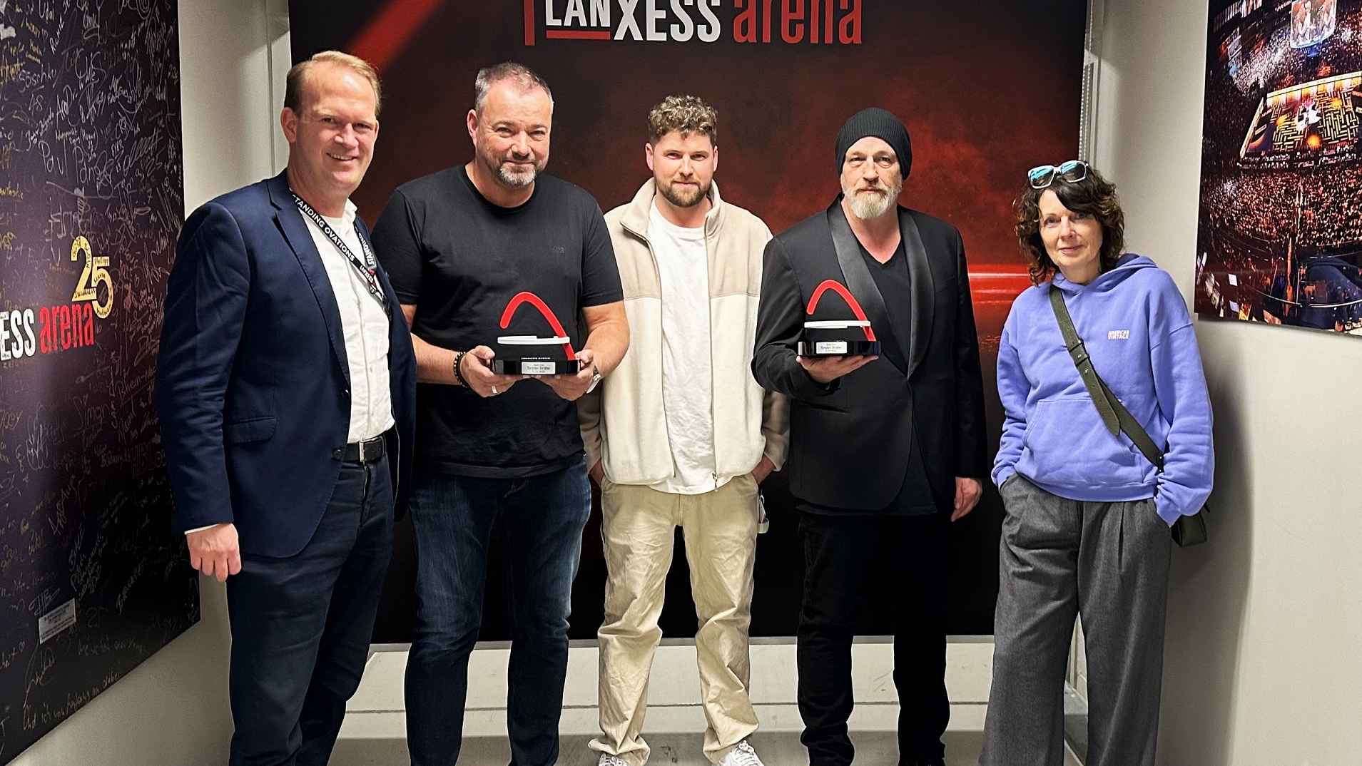 Feierten die gefüllte Arena (von links): Stefan Löcher (Geschäftsführer Lanxess Arena), Udo Lühr (Inhaber Veranstaltungsagentur Lühr), Vincent Lühr (Event-/Veranstaltungsmanager Veranstalt...