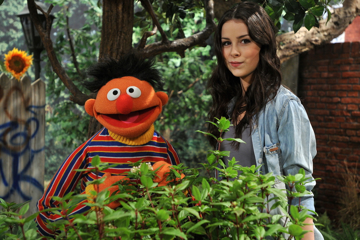 Bei einem Besuch der "Sesamstraße" sang Lena eine deutsche Version ihres Songs "Satellite", aus dem "Bert, oh Bert!" wurde. "Es ist eine Ehre, hier mitmachen zu dürfen", sagte Lena Meyer-L...