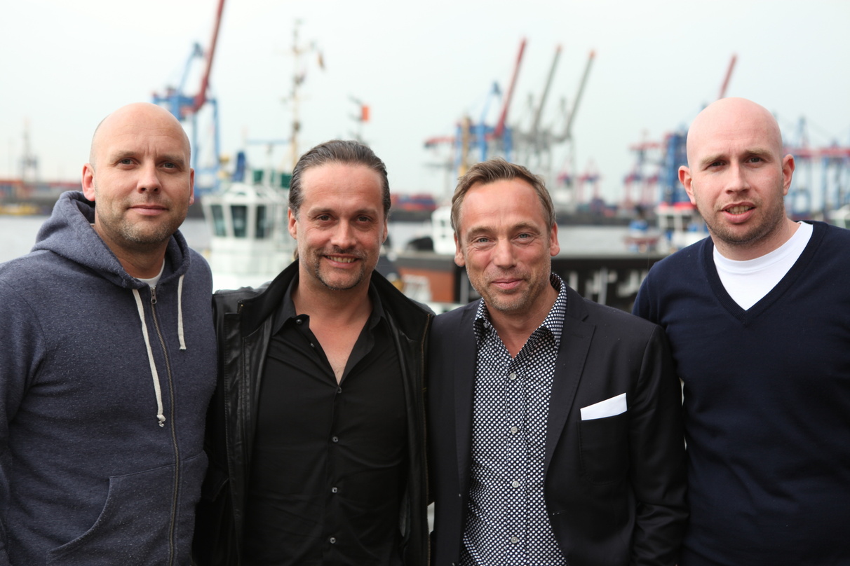 Drei Kontoristen mit Alex Christensen (von links): Markus Gardeweg, Christensen, Jens Thele, Jan Benkmann