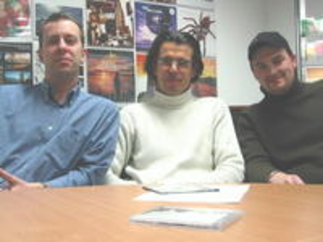 Schlossen Vertriebsdeal (v.l.n.r.): Hornbostel, Music-Mail-Chef Frank Schreiner und Neubauer