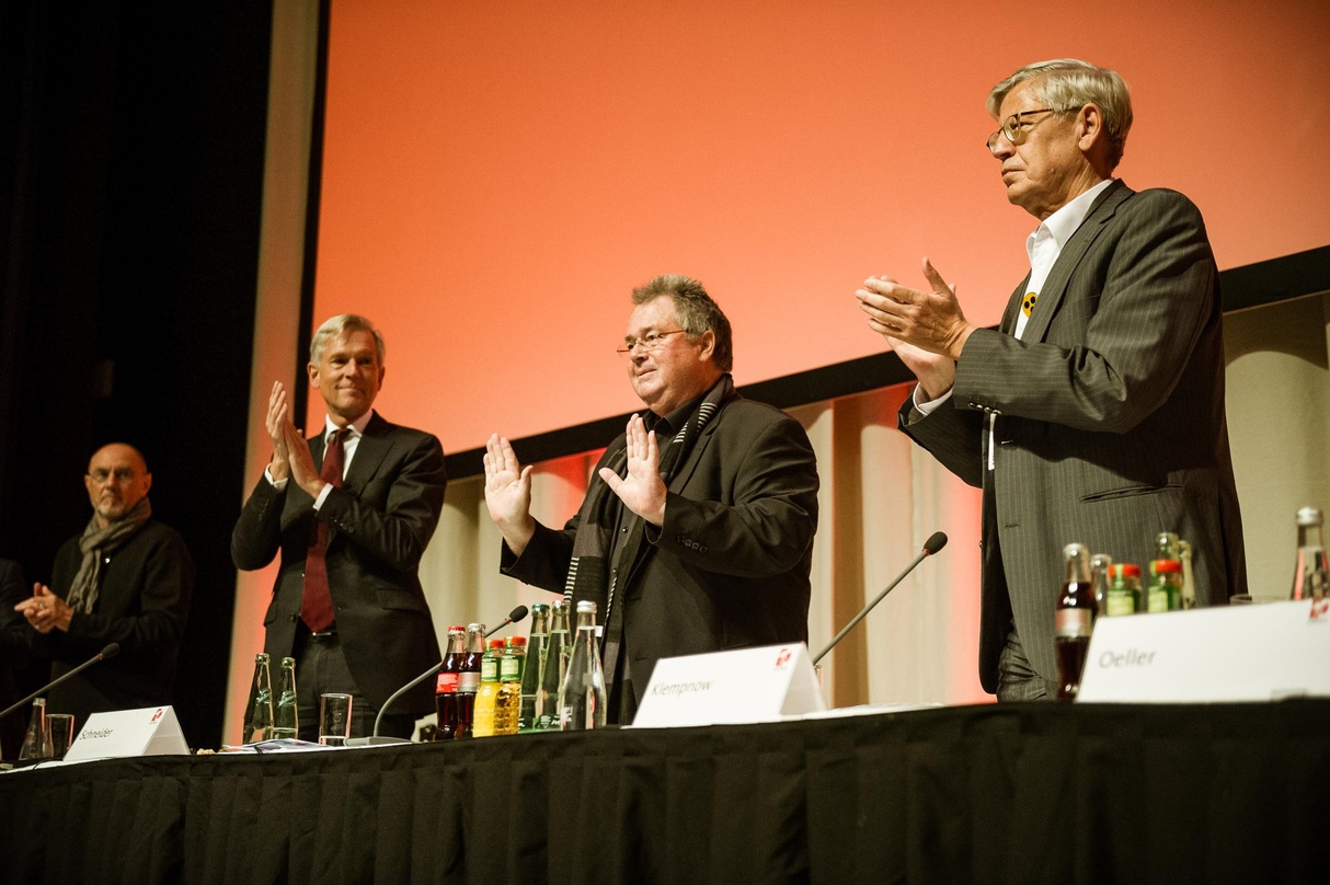 Kandidierte nicht mehr für das Amt des Aufsichtsratsvorsitzenden: Enjott Schneider (2. von rechts), hier bei der Mitgliederversammlung auf dem Podium mit den Aufsichtsräten Stefan Waggersh...