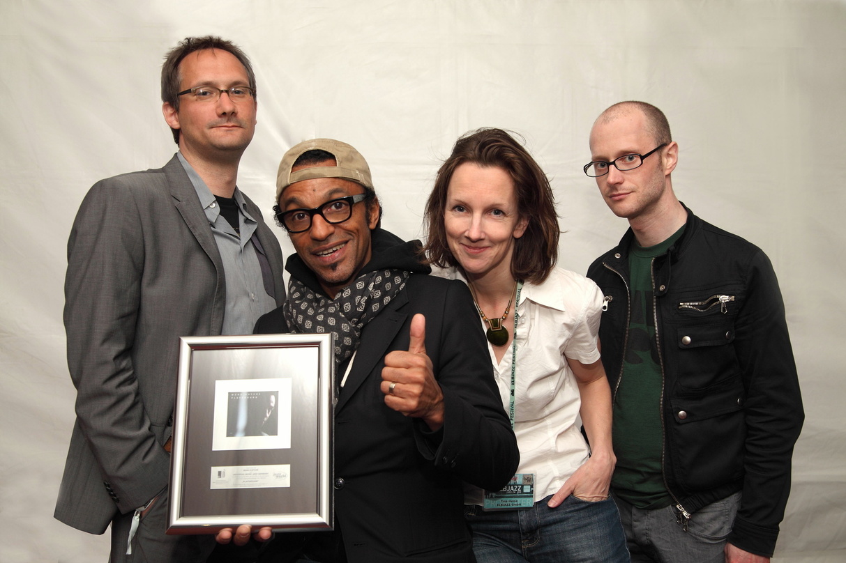 Bei der Preisverleihung in Hamburg (v.l.n.r.): Felix Jobst (Product Manager Jazz Universal Music Classics & Jazz), Manu Katché, Tina Heine (Initiatorin Elbjazz) und Matthias Wendl (Artribu...